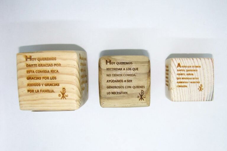 Cubos de bendición en 3 tamaños. 6 bendiciones diferentes. Pequeño 5 € Mediano 6 € Grande 7 € Cubos de bendición en 3 tamaños. 6 bendiciones diferentes. Pequeño 5 € Mediano 6 € Grande 7 €